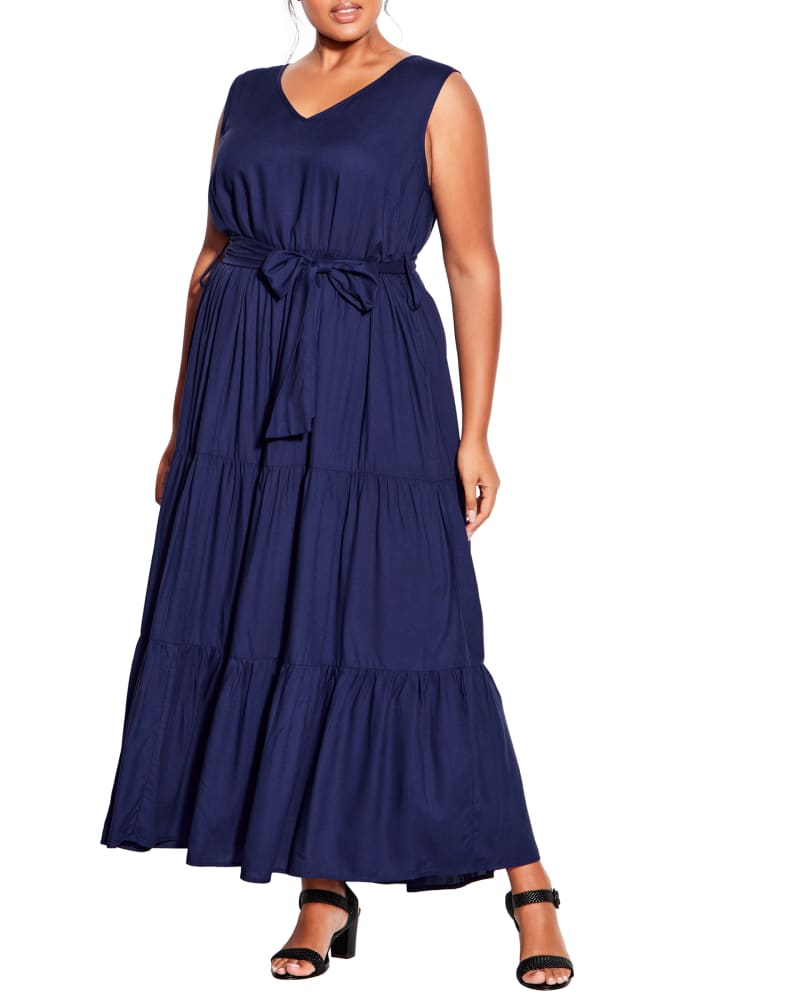 Front of a model wearing a size 14 DRESS SEASHORE MAXI in Navy by avenue. | dia_product_style_image_id:265944
